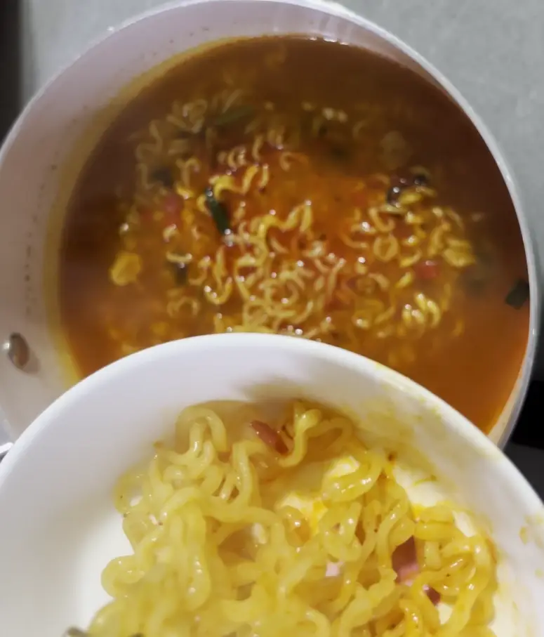 신라면골드 먹는중